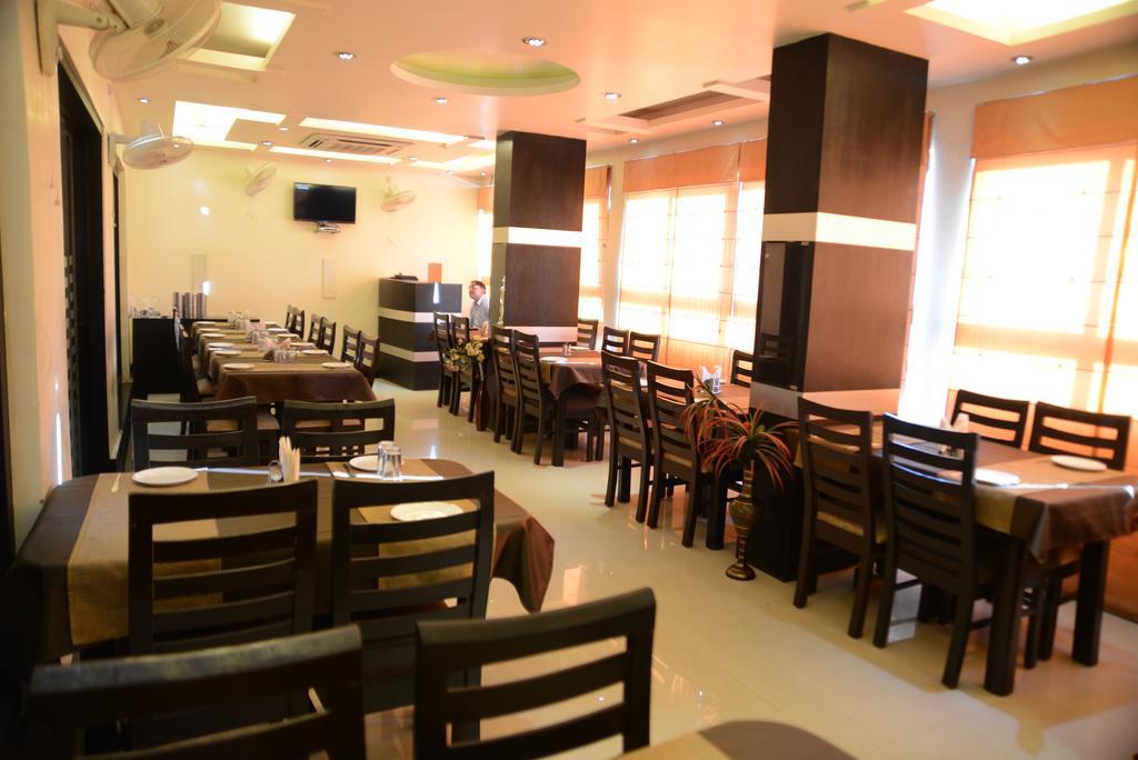 Divine Destination Hotel Varanasi Bagian luar foto
