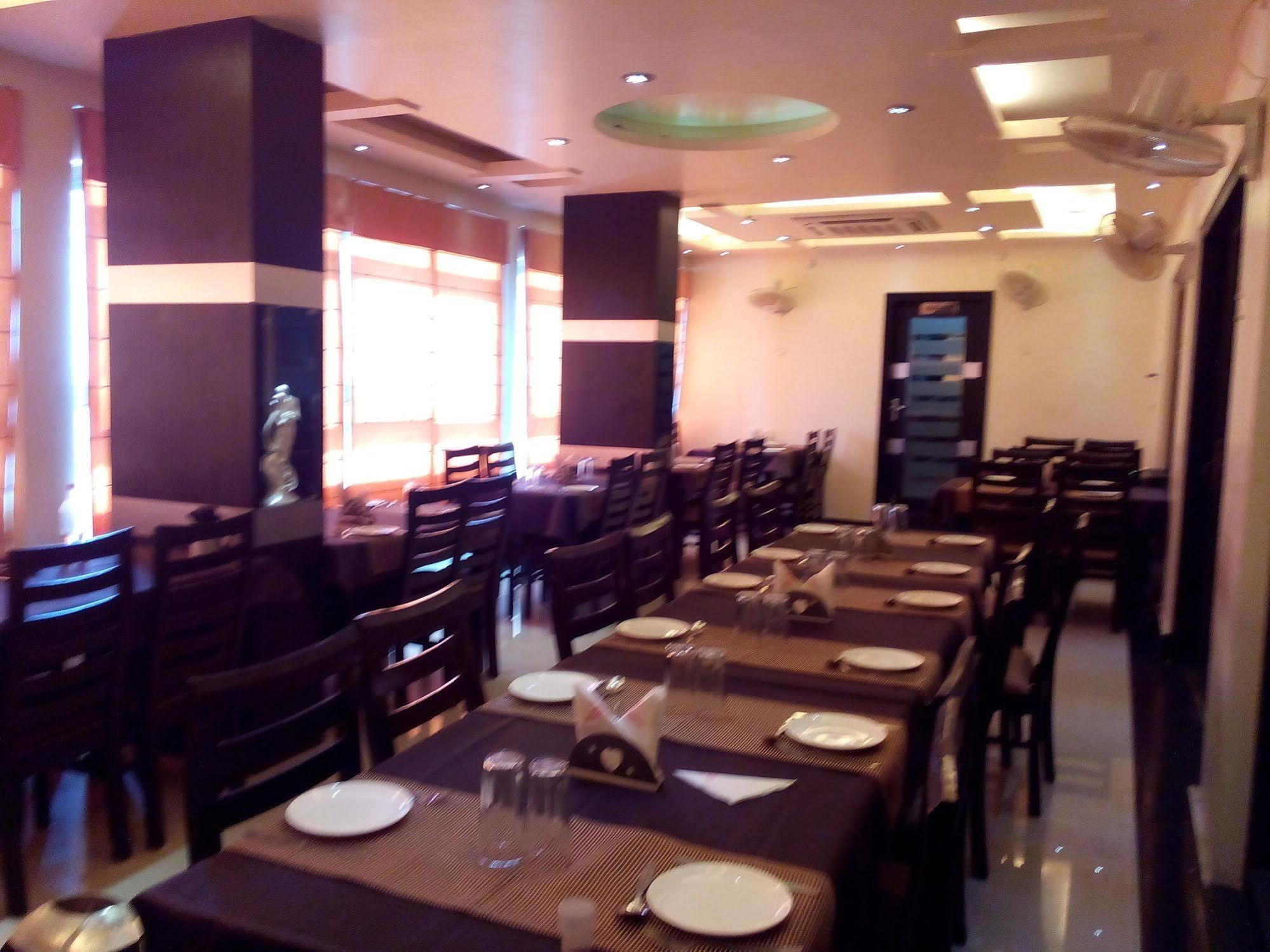 Divine Destination Hotel Varanasi Bagian luar foto