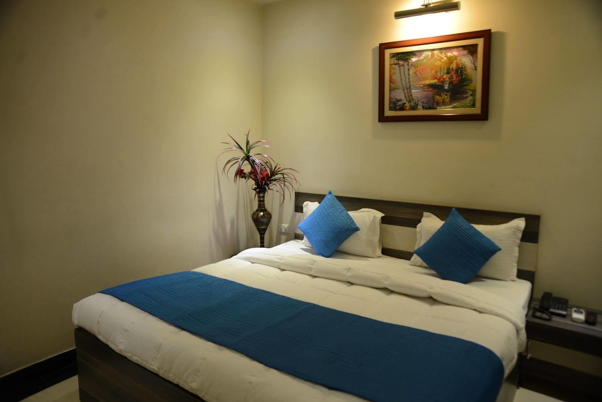 Divine Destination Hotel Varanasi Bagian luar foto