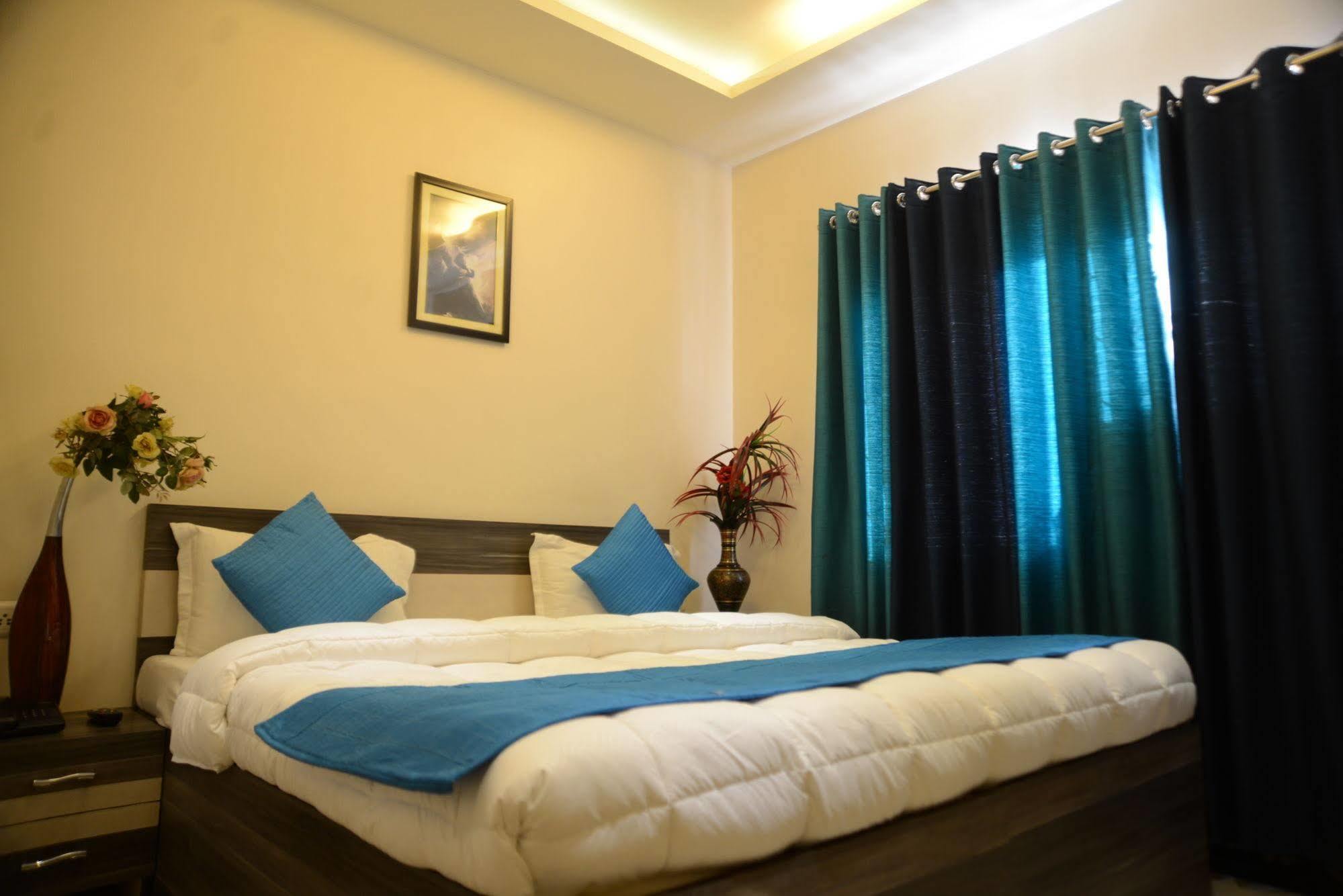 Divine Destination Hotel Varanasi Bagian luar foto