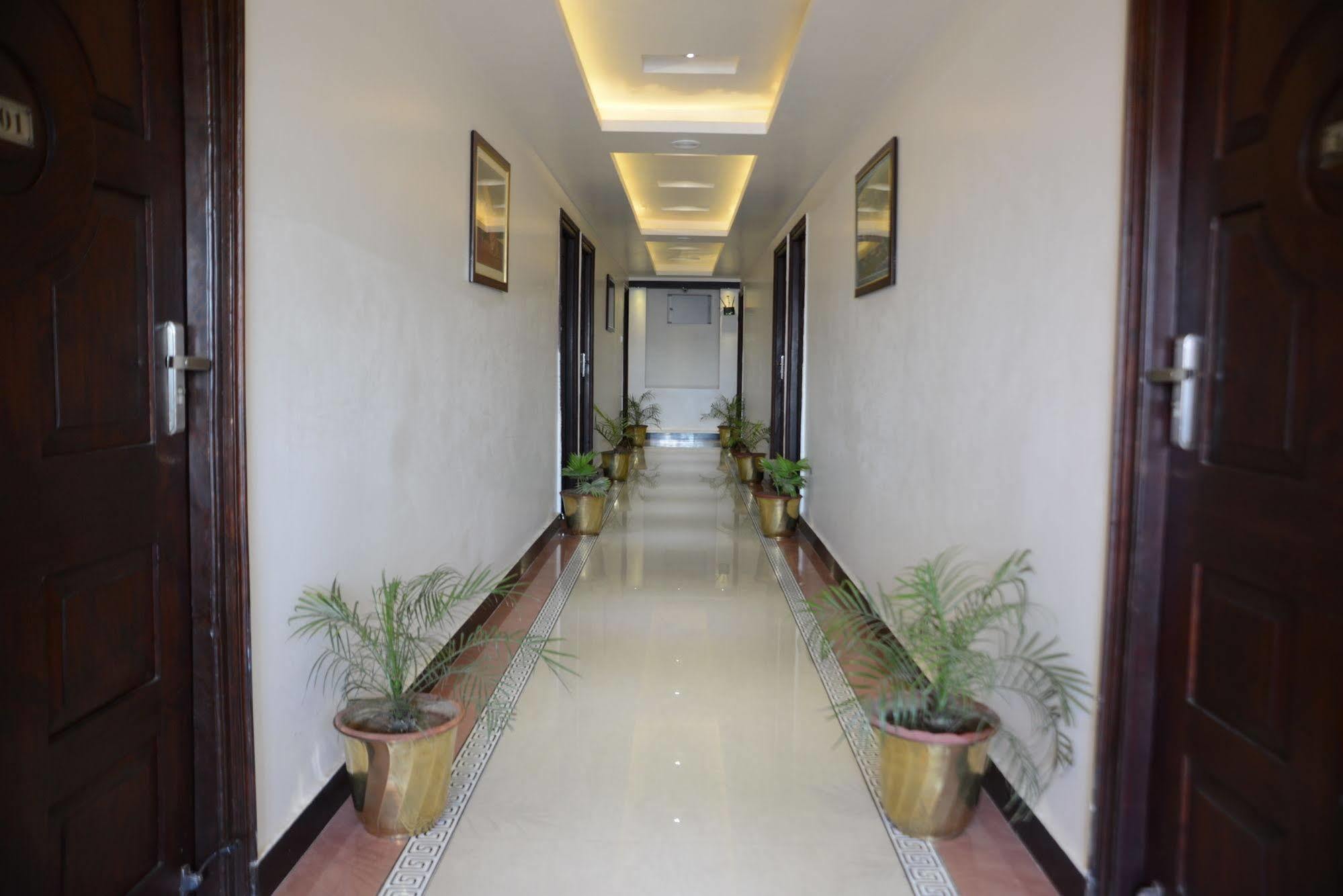 Divine Destination Hotel Varanasi Bagian luar foto